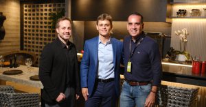 Ejecutivos de Itacamba junto al arquitecto que dio forma al espacio. 