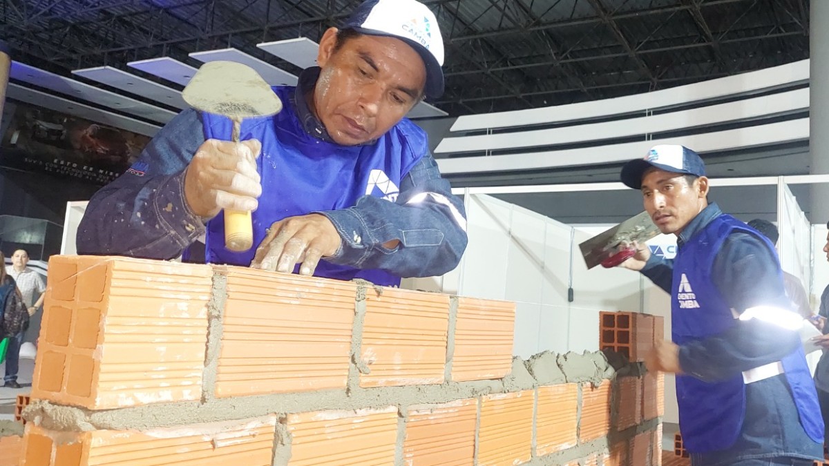 Albañiles y universitarios compiten para llevarse el gran premio de Cemento Camba en la Ficad 2024